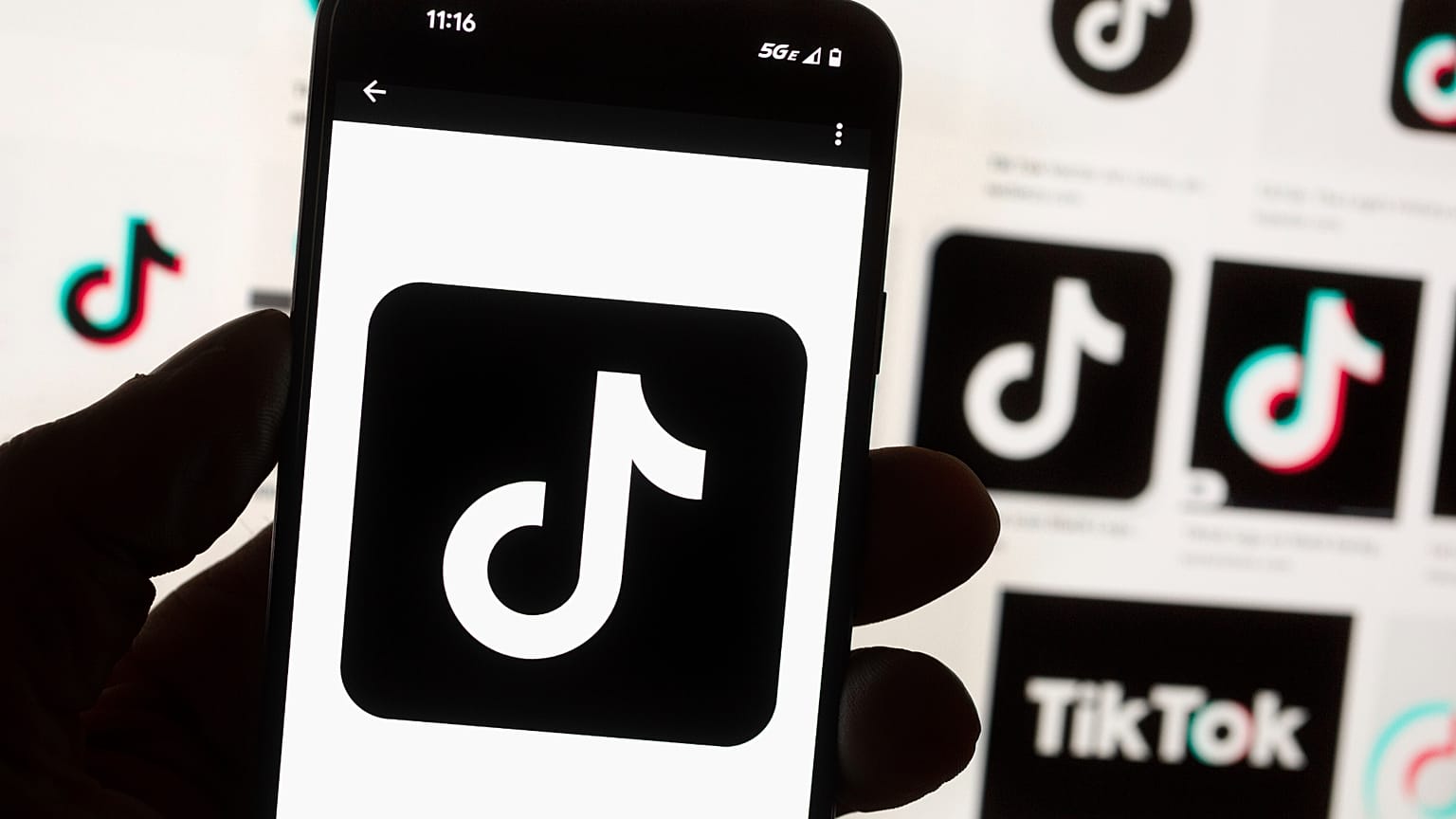 El logotipo de TikTok se ve en un teléfono móvil delante de una pantalla de ordenador que muestra la pantalla de inicio de TikTok, 14 de octubre de 2022, en Boston.