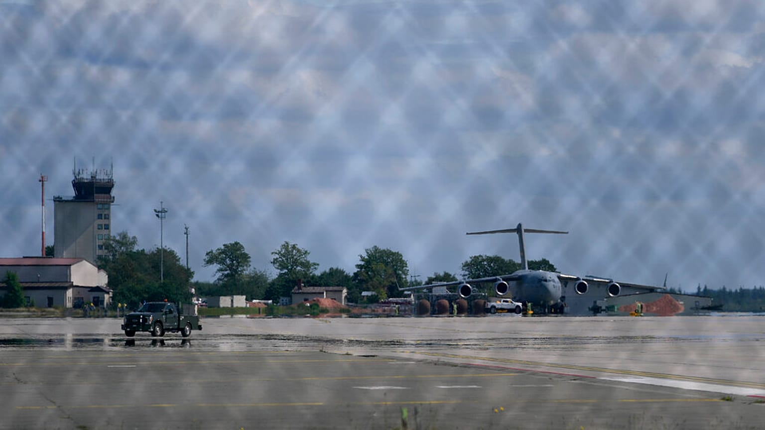 Flugzeuge der US-Luftwaffe stehen am Dienstag, 24. August 2021, auf der US-Luftwaffenbasis Ramstein in Deutschland
