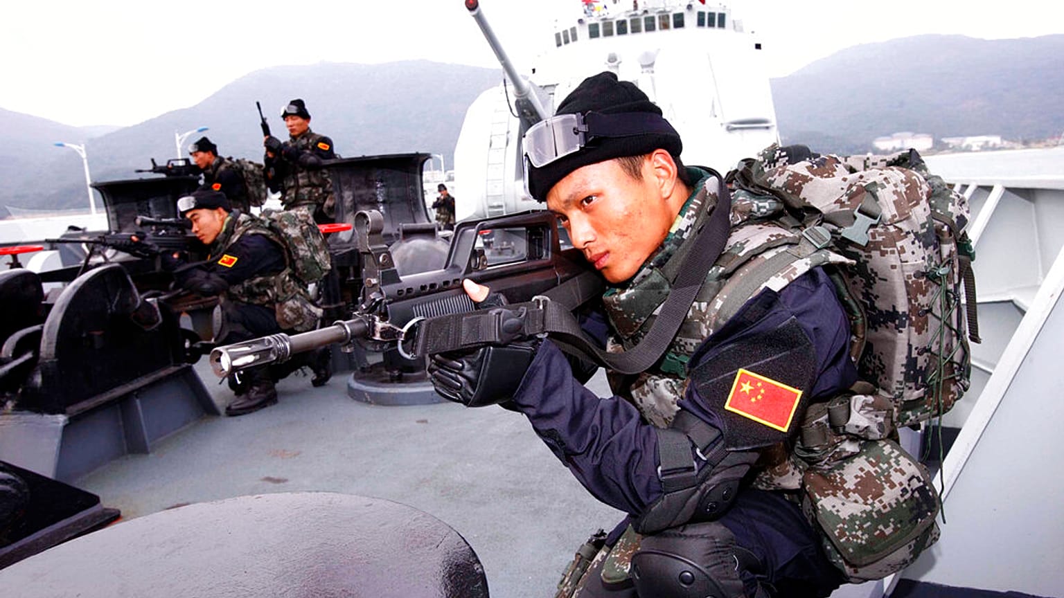  في هذه الصورة التي نشرتها وكالة أنباء شينخوا الصينية، يُجري جنود من القوة الخاصة للبحرية الصينية تدريبًا لمكافحة القرصنة يوم الخميس 25 ديسمبر/كانون الأول 2008.
