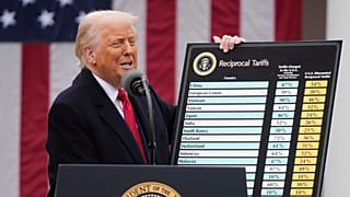 الرئيس الأمريكي دونالد ترامب يعلن رسومًا جمركية جديدة من البيت الأبيض، 2 نيسان/أبريل 2025.