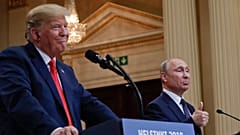 El presidente de EEUU, Donald Trump, estrecha la mano del presidente ruso, Vladímir Putin, al término de una rueda de prensa en Helsinki, 16 de julio de 2018.