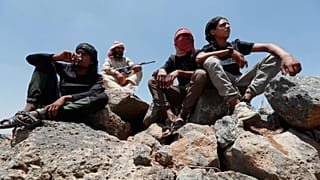 Bedouin fighters gather as Syrian government security forces block them from entering Suwayda province, 20 July, 2025