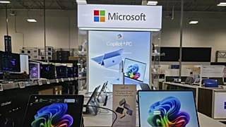 أجهزة كمبيوتر مايكروسوفت معروضة في متجر Best Buy Atwater Village في جلينديل، كاليفورنيا، يوم الثلاثاء 29 يوليو/تموز 2025.