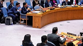 نائب السفير الفلسطيني لدى الأمم المتحدة يلقي كلمة في اجتماع مجلس الأمن التابع للأمم المتحدة، بينما يستمع السفير الإسرائيلي لدى الأمم المتحدة، يوم الاثنين 30 يونيو/حزيران 2025