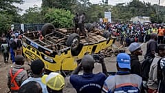 Pessoas reúnem-se no local de um acidente com um autocarro que capotou em Kisumu, 8 de agosto de 2025