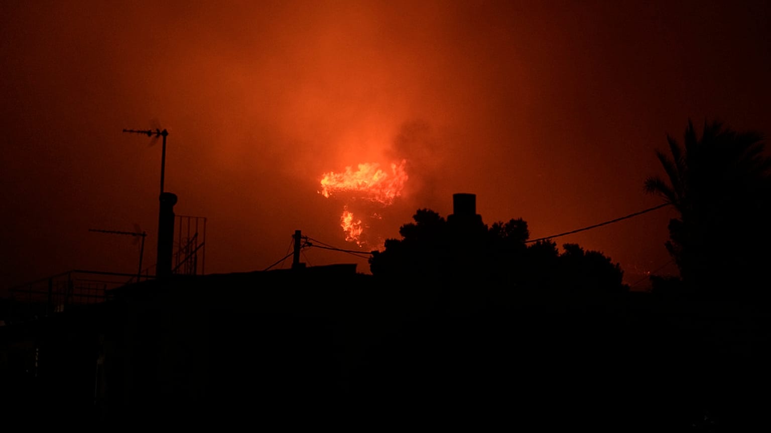 Οι φλόγες πλησιάζουν τον οικισμό Θυμάρι (8/8/2025)