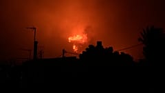Οι φλόγες πλησιάζουν τον οικισμό Θυμάρι (8/8/2025)