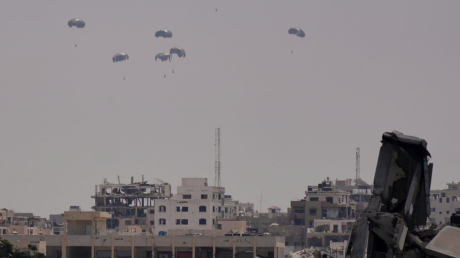Lanzamiento de ayuda humanitaria sobre Gaza
