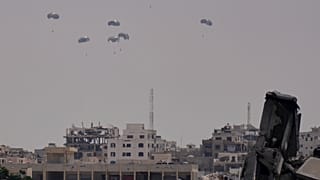 Aiuti in arrivo con paracaduti a Gaza