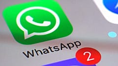 يظهر تطبيق واتساب للتواصل على هاتف ذكي في نيويورك، ١٠ مارس ٢٠١٧. 