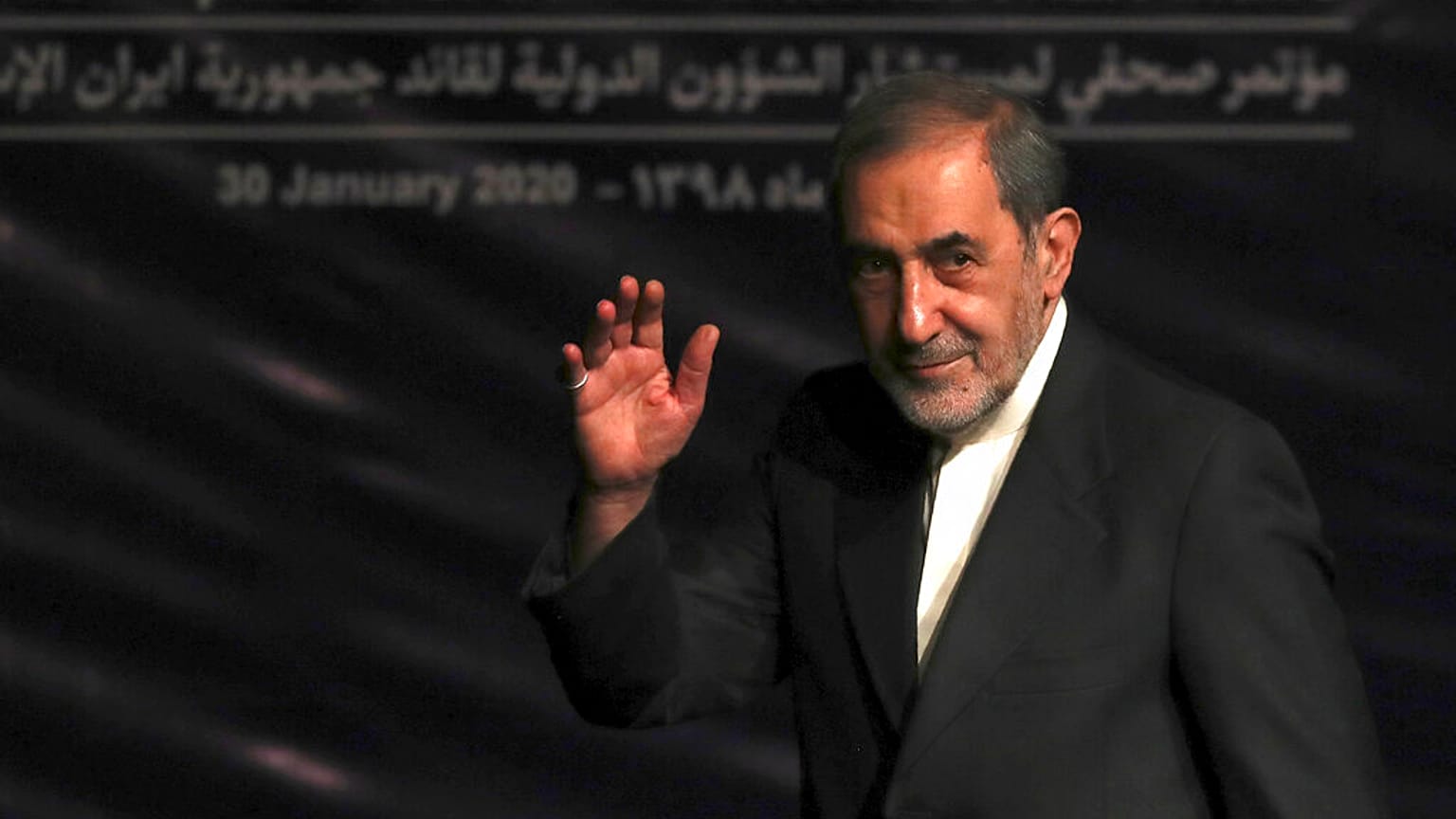 في هذه الصورة الملتقطة في 30 يناير/كانون الثاني 2020، يُلوّح علي أكبر ولايتي، مستشار المرشد الأعلى الإيراني، لوسائل الإعلام في ختام مؤتمره الصحفي في طهران، إيران.