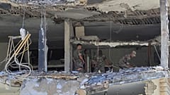 جنود من الجيش اللبناني يتفقدون منزلاً مدمراً تعرض لقصف إسرائيلي في بلدة النبطية جنوب لبنان، الجمعة 27 يونيو/حزيران 2025. 