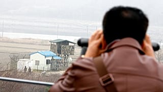   يستخدم أحد الزوار منظارًا ثنائي العينية لمشاهدة الجانب الكوري الشمالي في المنطقة منزوعة السلاح في باجو، شمال سيول، كوريا الجنوبية، السبت 14 أبريل/نيسان 2012.