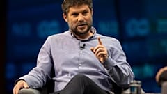 السياسي الإسرائيلي بتسلئيل سموتريتش يلوح بيديه أثناء حديثه خلال مؤتمر في القدس، الأحد 7 مارس 2021.  