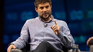 السياسي الإسرائيلي بتسلئيل سموتريتش يلوح بيديه أثناء حديثه خلال مؤتمر في القدس، الأحد 7 مارس 2021.