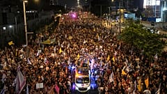 Familiares y simpatizantes de los rehenes israelíes retenidos en Gaza se concentran para exigir su liberación y pedir el fin de la guerra, Tel Aviv, 9 de agosto de 2025. 