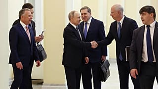 Witkoff balra és és Putin középen Szentpétervárott, 2025 április