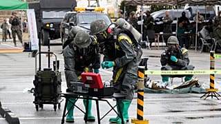 جنود الجيش الكوري الجنوبي يرتدون معدات واقية يجرون تدريبات على مكافحة الإرهاب  الخميس 13 مارس 2025.