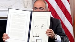 El primer ministro armenio, Nikol Pashinyan, sostiene un acuerdo firmado junto al presidente de Azerbaiyán, Ilham Aliyev, y el presidente Trump, 8 de agosto de 2025.
