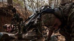 Militares ucranianos de la 148 brigada de artillería disparan desde un obús M777 hacia posiciones rusas en la línea del frente en la región de Zaporizhzhia, Ucrania, el 7 de agosto de 2025.