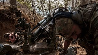 Des militaires ukrainiens de la 148e brigade d'artillerie tirent avec un obusier M777 en direction des positions russes sur la ligne de front dans la région de Zaporizhzhia, en Ukraine, le 7 août 2025.