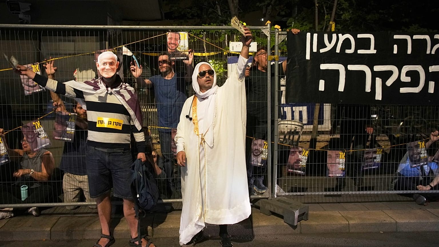 عائلات الرهائن الإسرائيليين يشاركون في احتجاج يطالب بالإفراج عنهم أمام منزل رئيس الوزراء في القدس، الخميس 17 يوليو/تموز 2025. 