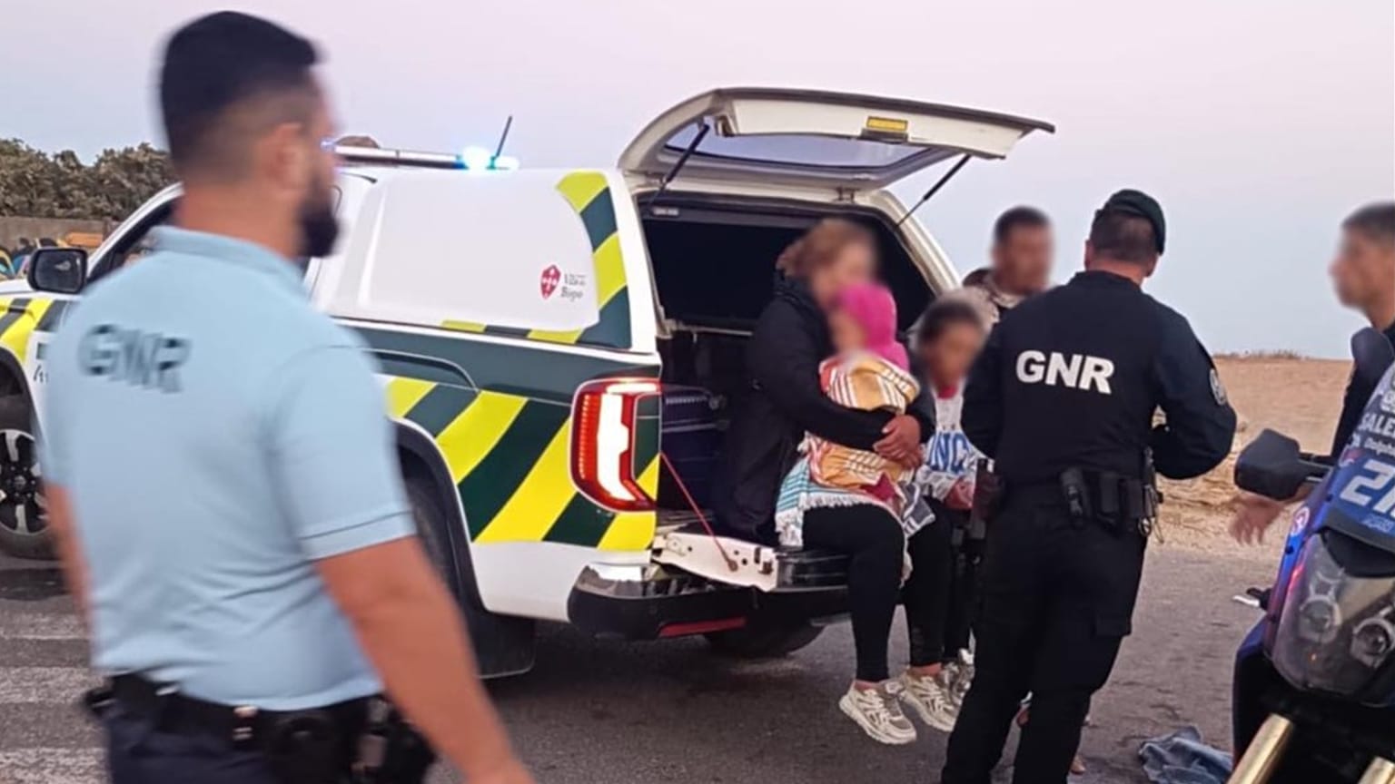 Mentőakció a migránsokért, akiket egy fából készült csónakban sodort partra a víz Algarve-ban. 