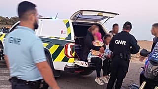 Rettungsaktion für Migranten, die in einem Holzschlauchboot an der Algarve angespült wurden.