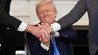 Prezydent Donald Trump ściska dłonie premiera Armenii Nikola Paszyniana oraz prezydenta Azerbejdżanu Ilhama Alijewa podczas trójstronnej ceremonii pokojowej. 