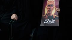 امرأة إيرانية تحمل صورة الجنرال محمد حسين باقري الذي قُتل في غارة إسرائيلية، إيران، الثلاثاء 24 يونيو/حزيران 2025. 