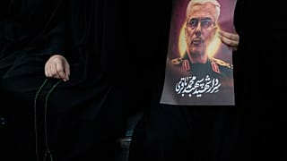 امرأة إيرانية تحمل صورة الجنرال محمد حسين باقري الذي قُتل في غارة إسرائيلية، إيران، الثلاثاء 24 يونيو/حزيران 2025. 