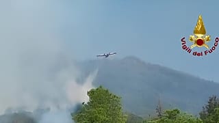 Канадер в действии в Национальном парке Везувия, Неаполь