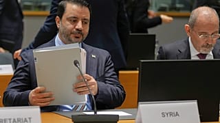 وزير الخارجية السوري أسعد حسن الشيباني ووزير الخارجية الأردني أيمن الصفدي يحضران اجتماع دعم سوريا في مبنى المجلس الأوروبي في بروكسل، الاثنين 17 مارس/ آذار 2025.