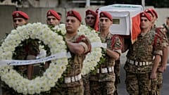 جنود من الجيش اللبناني يحملون نعش محمد شقير ملفوفًا بالعلم الوطني خلال موكب جنازته، بيروت، لبنان، الأحد 10 أغسطس/آب 2025. 