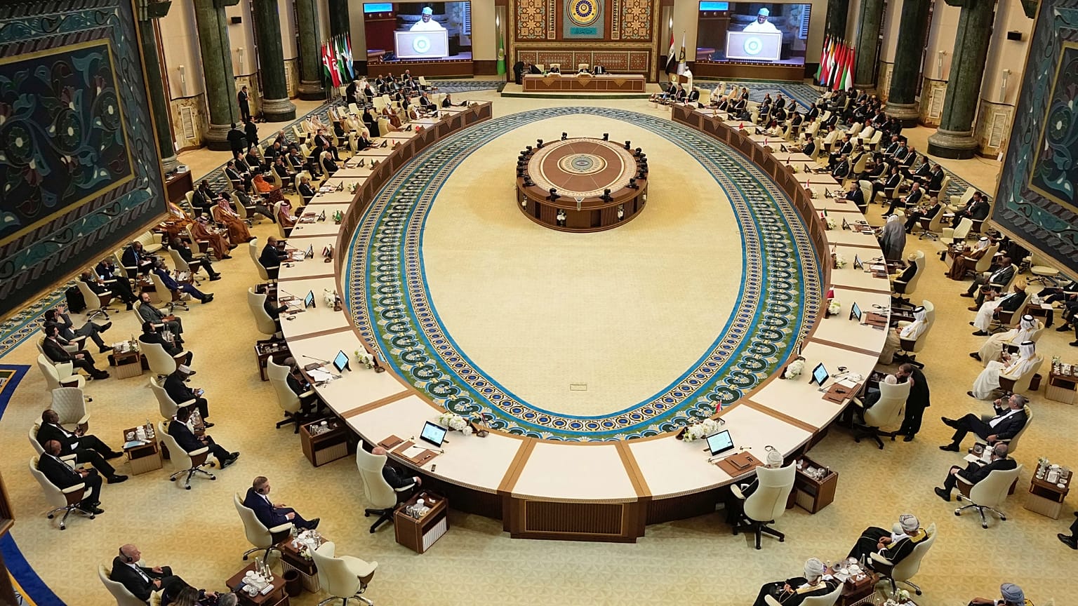القادة العرب يحضرون الجلسة الافتتاحية للقمة العربية الـ34، في بغداد، العراق، السبت 17 مايو/ أيار 2025.