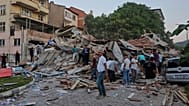 سكان يزيلون أنقاض مبنى منهار بعد الزلزال في سندرغي، شمال غرب تركيا، الأحد 10 أغسطس 2025.