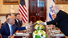 رئيس الوزراء الإسرائيلي بنيامين نتنياهو يسلم الرئيس الأمريكي دونالد ترامب ملفا خلال اجتماع في الغرفة الزرقاء في البيت الأبيض في واشنطن، الاثنين 7 يوليو/ تموز 2025.