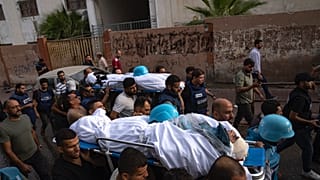 فلسطينيون، بينهم عدد من الصحافيين، يحملون جثامين الصحافيين محمد صبح وسعيد الطويل، اللذين قتلا بغارة جوية إسرائيلية على غزة، الثلاثاء 10 أكتوبر/ تشرين الأول 2023.
