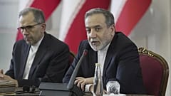 İran Dışişleri Bakanlığı tarafından yayınlanan bu fotoğrafta Dışişleri Bakanı Abbas Araghchi, 12 Temmuz 2025 Cumartesi günü Tahran'daki yabancı diplomatlarla bir araya geldiği toplantıda konuşuyor.