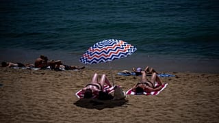 La gente toma el sol en una playa de Barcelona, España, el lunes 17 de julio de 2023.