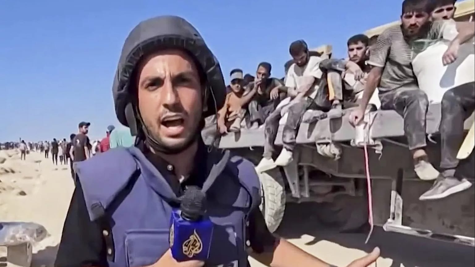 A katari székhelyű Al-Dzsazíra televíziós csatorna által sugárzott videófelvételen látható, dátum nélküli képen a csatorna arab nyelvű gázai tudósítója, Anas al-Sharif látható.