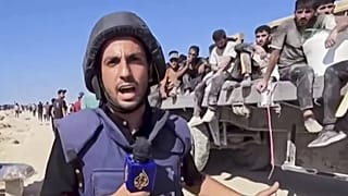 A katari székhelyű Al-Dzsazíra televíziós csatorna által sugárzott videófelvételen látható, dátum nélküli képen a csatorna arab nyelvű gázai tudósítója, Anas al-Sharif látható.