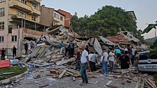 Varias personas retiran los restos de un edificio derrumbado tras un terremoto en Sindirgi, en el noroeste de Turquía, el domingo 10 de agosto de 2025.