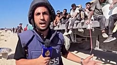 L'immagine tratta da un video trasmesso dall'emittente televisiva Al Jazeera, mostra il corrispondente Anas al-Sharif a Gaza ucciso il 10 agosto