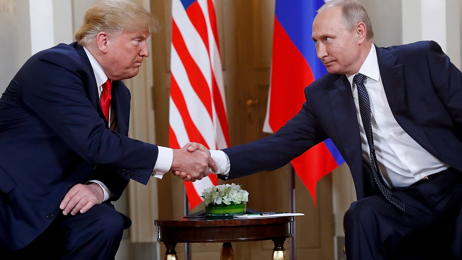 DOSYA - Başkan Donald Trump, solda, ve Rusya Devlet Başkanı Vladimir Putin Helsinki, Finlandiya'da bir toplantıda el sıkışırken, 16 Temmuz 2018.