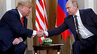 FILE - Президент США Дональд Трамп (слева) и президент России Владимир Путин пожали друг другу руки во время встречи в Хельсинки, Финляндия, 16 июля 2018 года.
