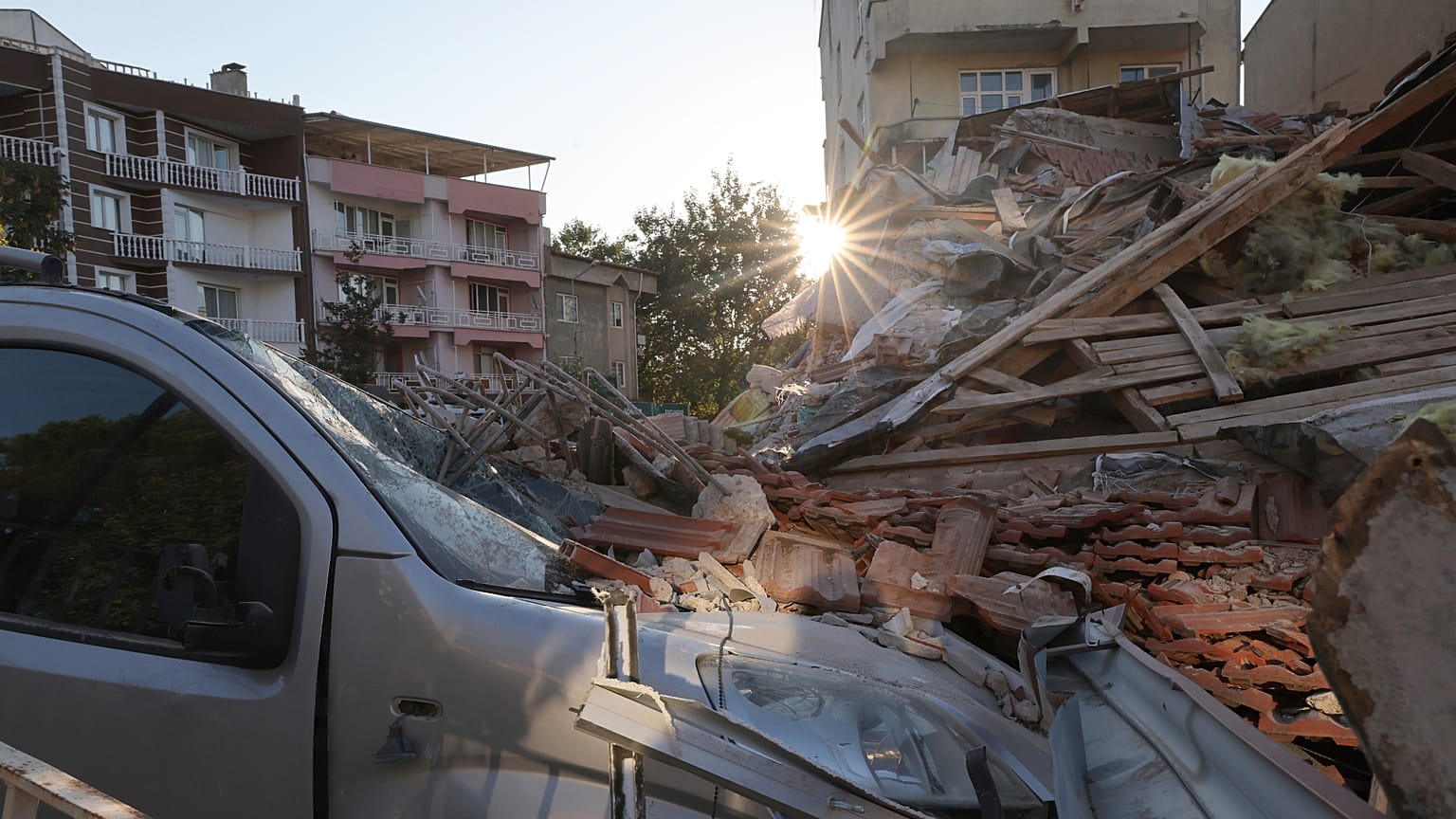 Trümmer liegen verstreut, nachdem ein Gebäude bei einem Erdbeben in Sindirgi, Nordwesttürkei, am Montag, den 11. August 2025, eingestürzt ist.