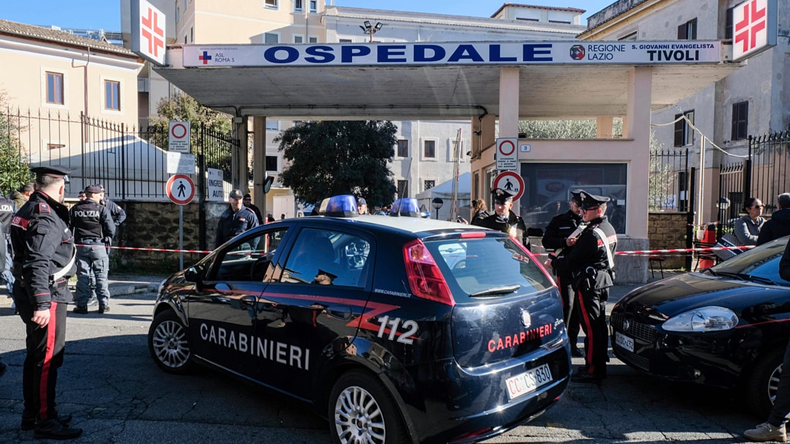 Καραμπινιέροι έξω από το νοσοκομείο San Giovanni Evangelista στο Τίβολι της Ιταλίας, 9 Δεκεμβρίου 2023