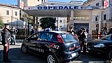 Carabinieri fuori dall'ospedale San Giovanni Evangelista di Tivoli, Italia, 9 dicembre 2023