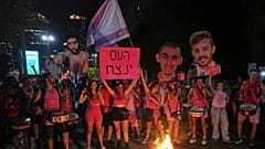 Demonstranten halten Fotos von israelischen Geiseln, 7. August 2025